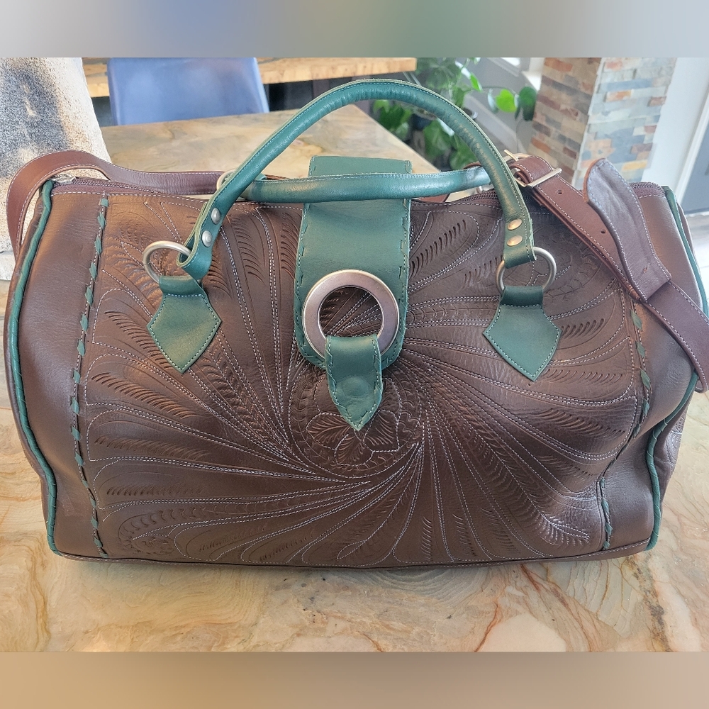 NWOT JD Salivar Brown and Green Leather Overnight Bag with Matching Make-up Bag